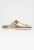 Glitzernde goldene Flip-Flop-Sandale mit einem Korkfußbett, weißer Sohle und einer metallischen Schnallenverzierung am Riemen für einen sicheren Sitz.