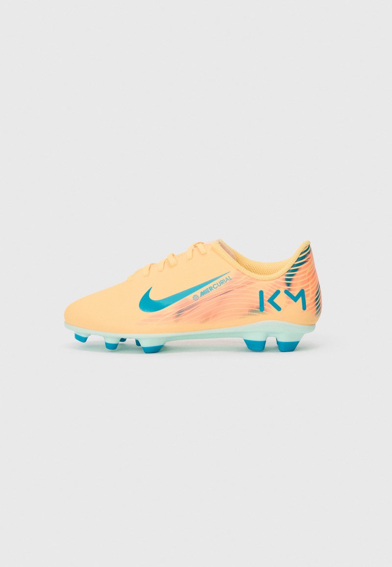Gelbe Nike Mercurial Fußballschuhe mit blauer Swoosh-Logoplate, Schnürsenkeln und Stollen, seitlich auf einem weißen Hintergrund betrachtet.