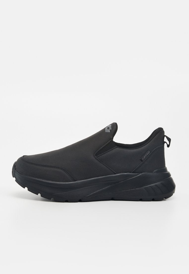 Schwarzer Slip-on-Sneaker mit dicker Sohle, elastischen Seitenteilen und Zuglasche an der Ferse vor einem schlichten weißen Hintergrund.