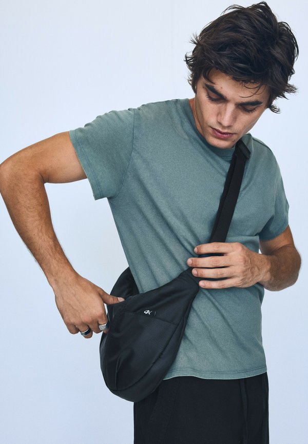 Bershka TECHNICAL MULTI-POCKET - BUCKET BAG - Cross body bag - black