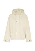 Beige leichte Jacke mit Kapuze, Knopfverschluss und zwei Seitentaschen. Der Stoff ist glatt, mit lockerer Passform und verstellbaren Kordeln.