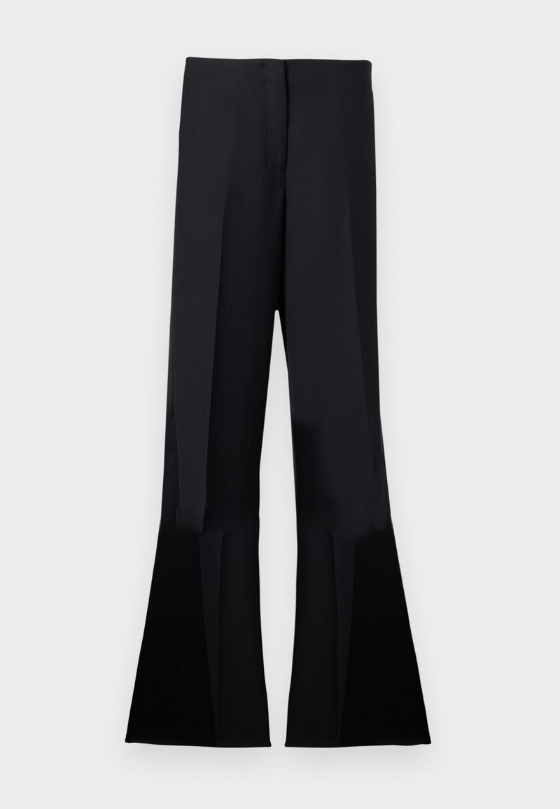 Schwarze ausgestellte Hosen mit einer glatten Textur, die einen hohen Bund und scharfe Falten aufweisen, die bis zu den ausgestellten Hosenbeinen reichen.