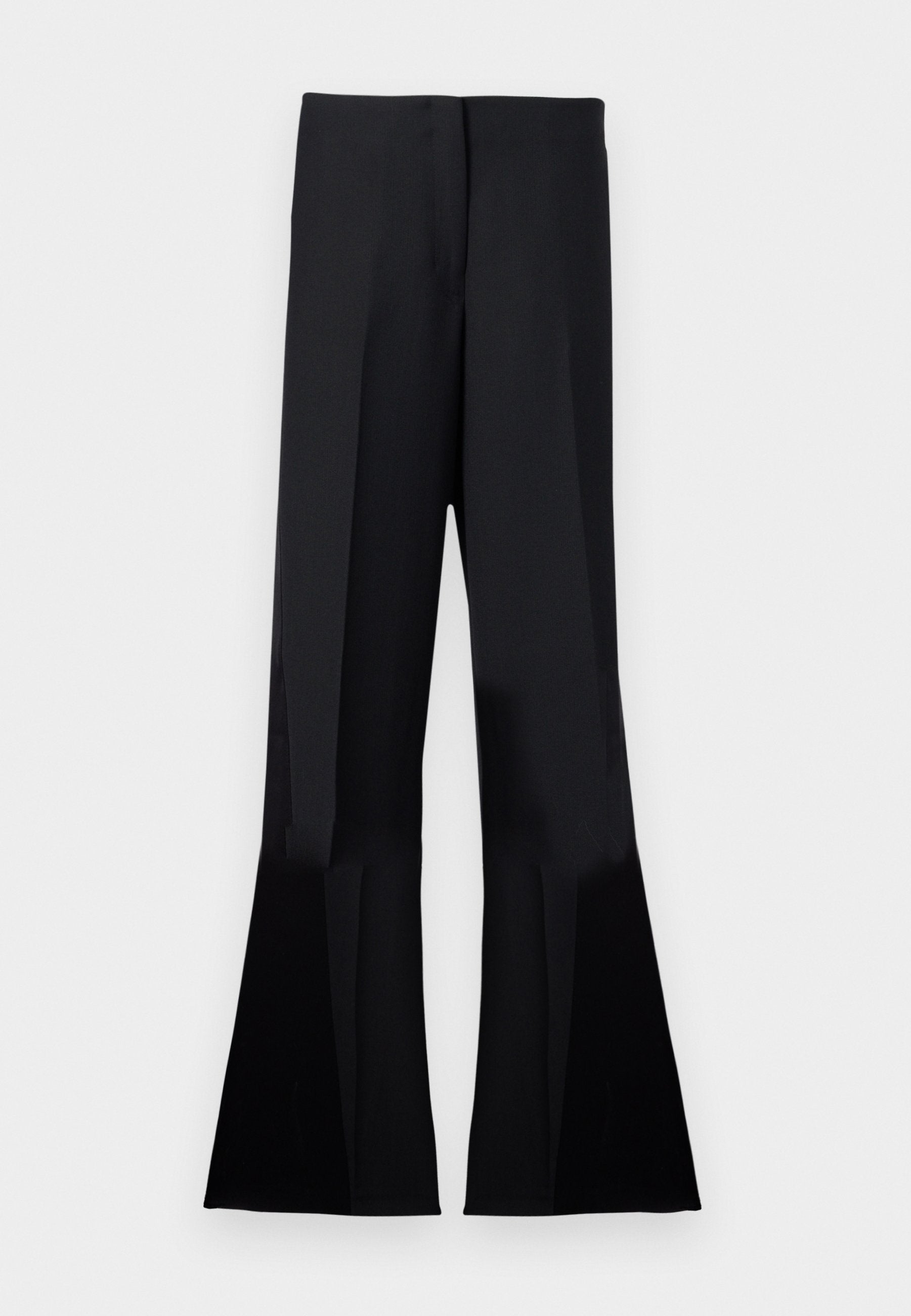 Schwarze ausgestellte Hosen mit einer glatten Textur, die einen hohen Bund und scharfe Falten aufweisen, die bis zu den ausgestellten Hosenbeinen reichen.