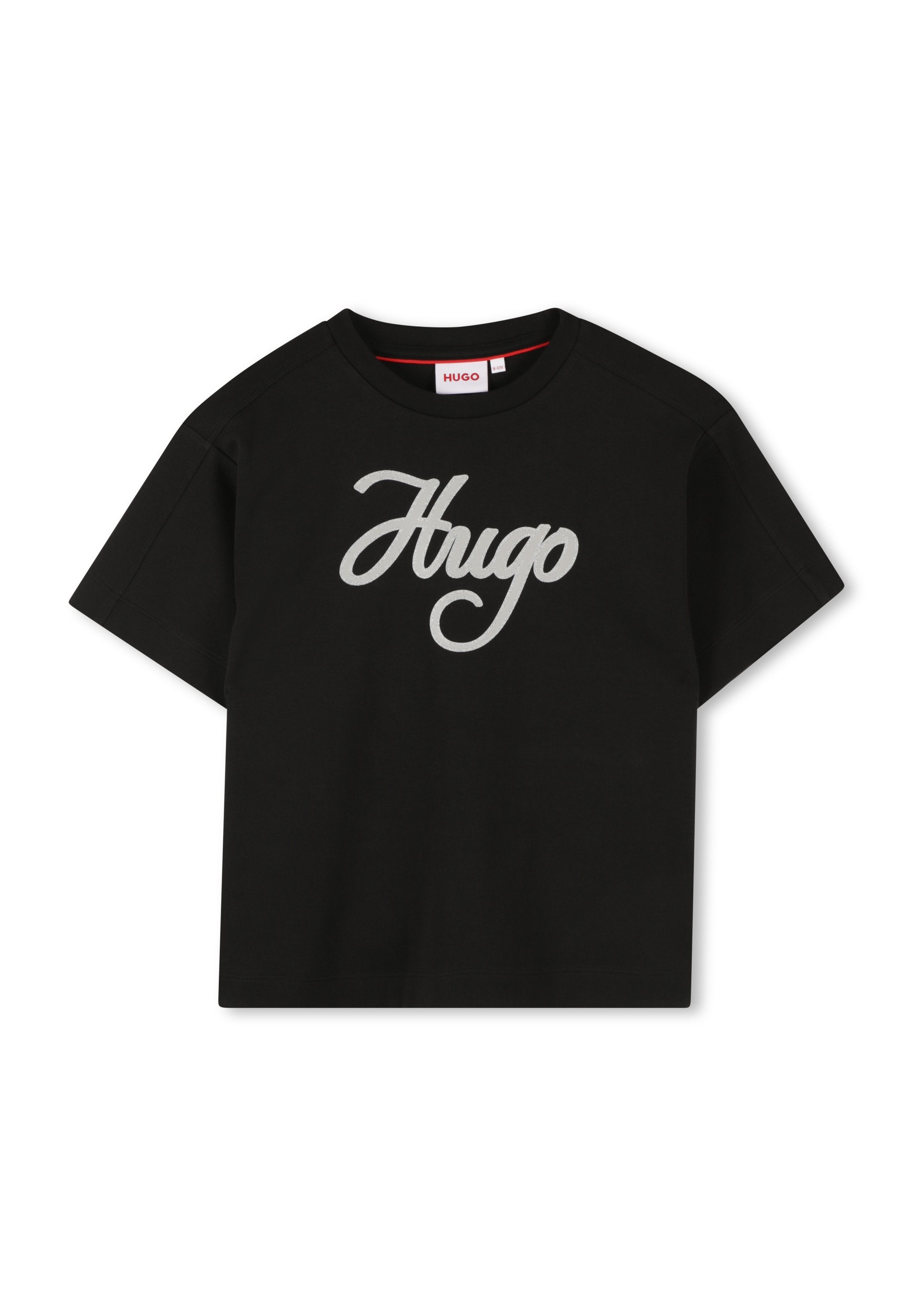 Schwarz, kurzärmliges Baumwoll-T-Shirt mit einem großen grauen, geschwungenen "Hugo"-Logo auf der Vorderseite. Rundhalsausschnitt und ein schlichtes, minimalistisches Design.