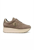 Wildledersneaker in Taupe mit strukturierter Oberfläche, ausgestattet mit einer beigen Plateausohle, Schnürverschluss vorne und einem metallischen Logoakzent an der Seite.