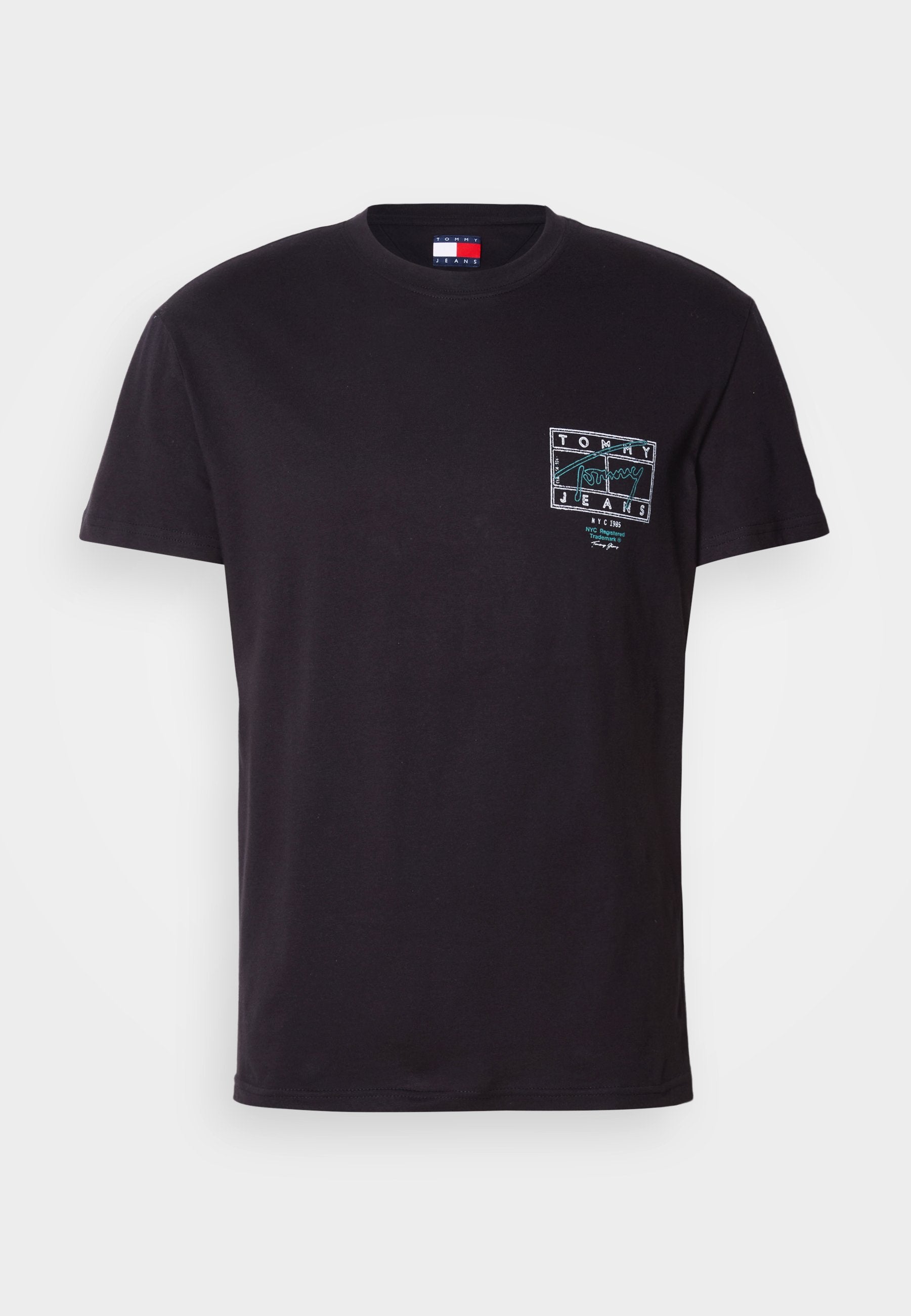 Schwarzes Baumwoll-T-Shirt mit kurzen Ärmeln, das ein türkisfarbenes grafisches Logo auf der linken Brust und einen Rundhalsausschnitt aufweist.