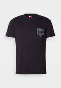 Schwarzes Baumwoll-T-Shirt mit kurzen Ärmeln, das ein türkisfarbenes grafisches Logo auf der linken Brust und einen Rundhalsausschnitt aufweist.