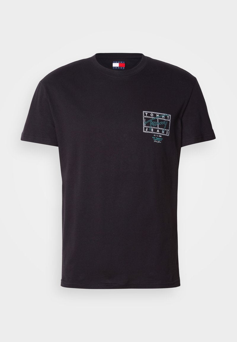 Schwarzes Baumwoll-T-Shirt mit kurzen Ärmeln, das ein türkisfarbenes grafisches Logo auf der linken Brust und einen Rundhalsausschnitt aufweist.