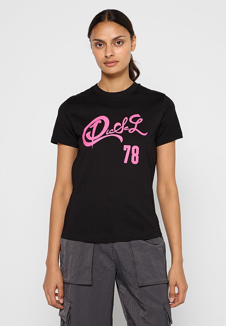 Schwarzes Baumwoll-T-Shirt mit pinkem Grafikdruck, auf dem "Diesel 78" steht. Hat einen Rundhalsausschnitt und kurze Ärmel.