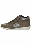 Braune Wildleder-Hochschaft-Sneaker mit einem strukturierten, metallisch silbernen Akzent, runder Zehenform, Frontschnürung, seitlichem Reißverschluss und weißer Gummisohle.