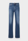 Blaue Jeans aus Denim mit geradem Bein, vorne Taschen, Gürtelschlaufen und einem Knopfverschluss vor weißem Hintergrund.