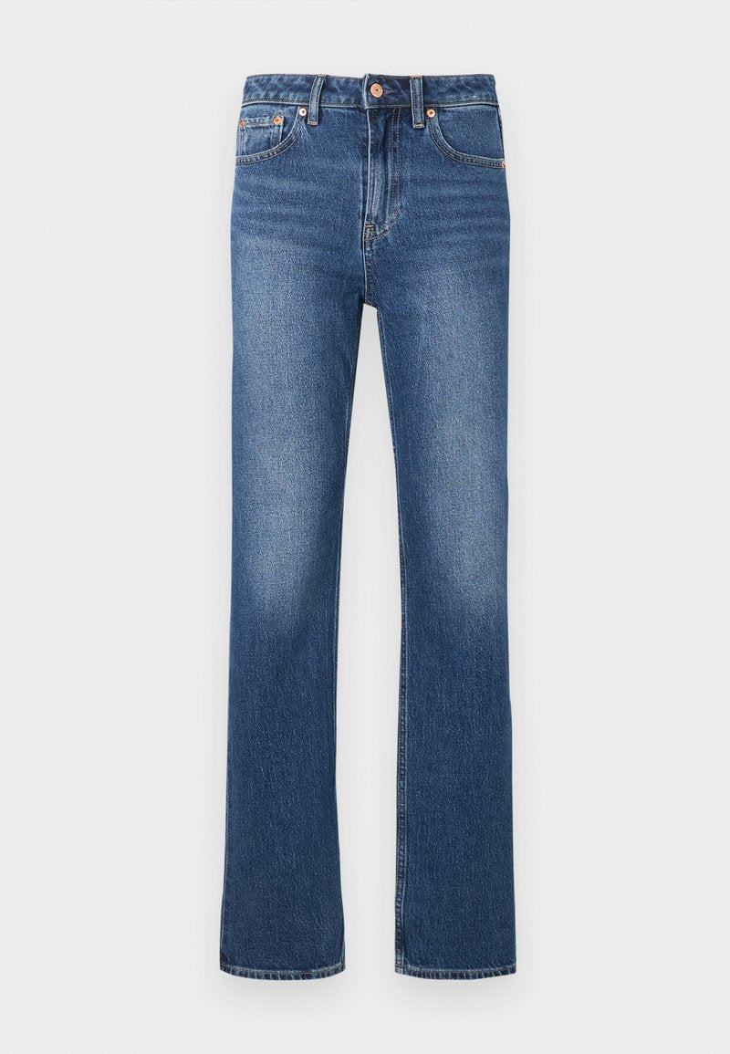Blaue Jeans aus Denim mit geradem Bein, vorne Taschen, Gürtelschlaufen und einem Knopfverschluss vor weißem Hintergrund.
