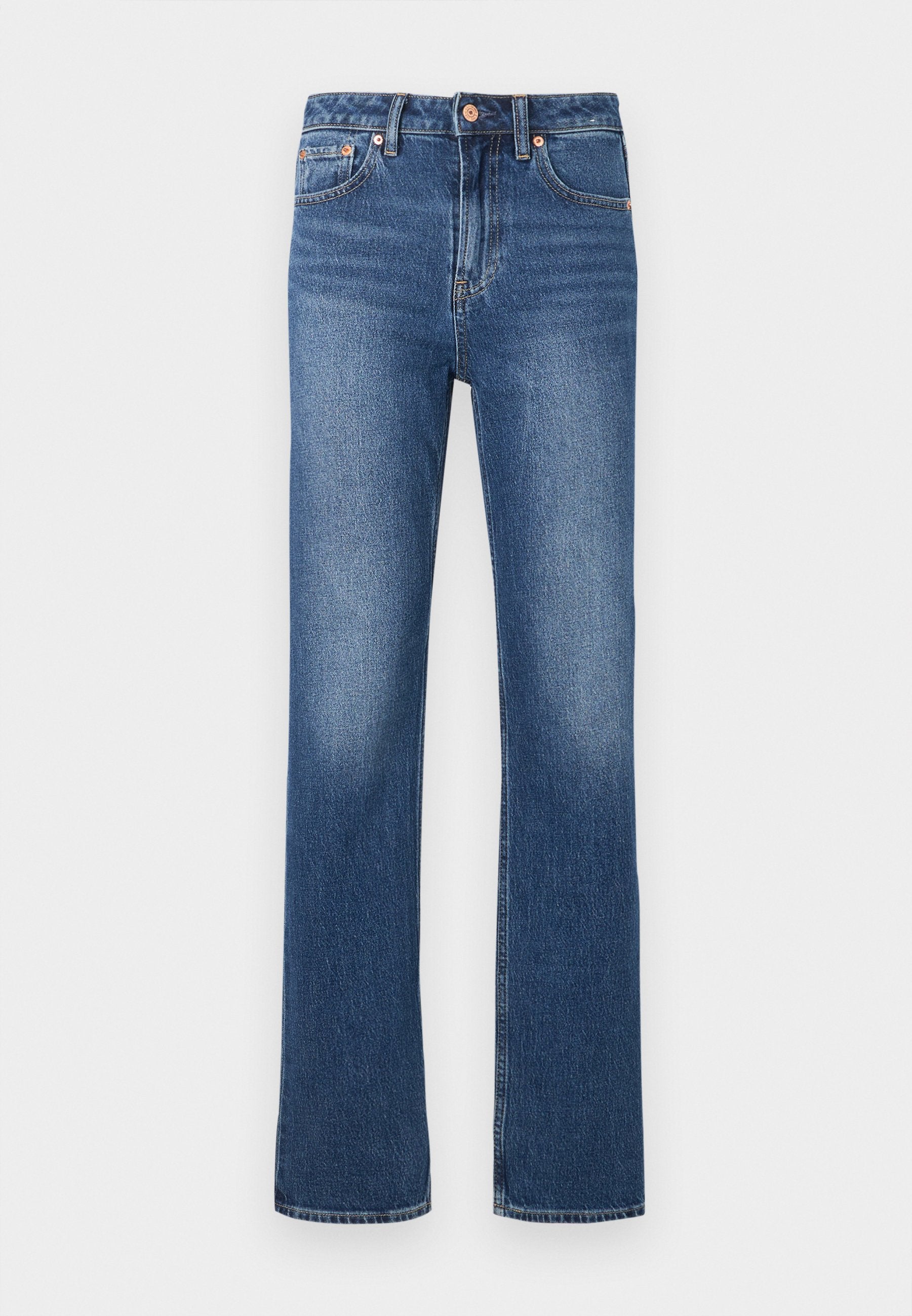 Blaue Jeans aus Denim mit geradem Bein, vorne Taschen, Gürtelschlaufen und einem Knopfverschluss vor weißem Hintergrund.