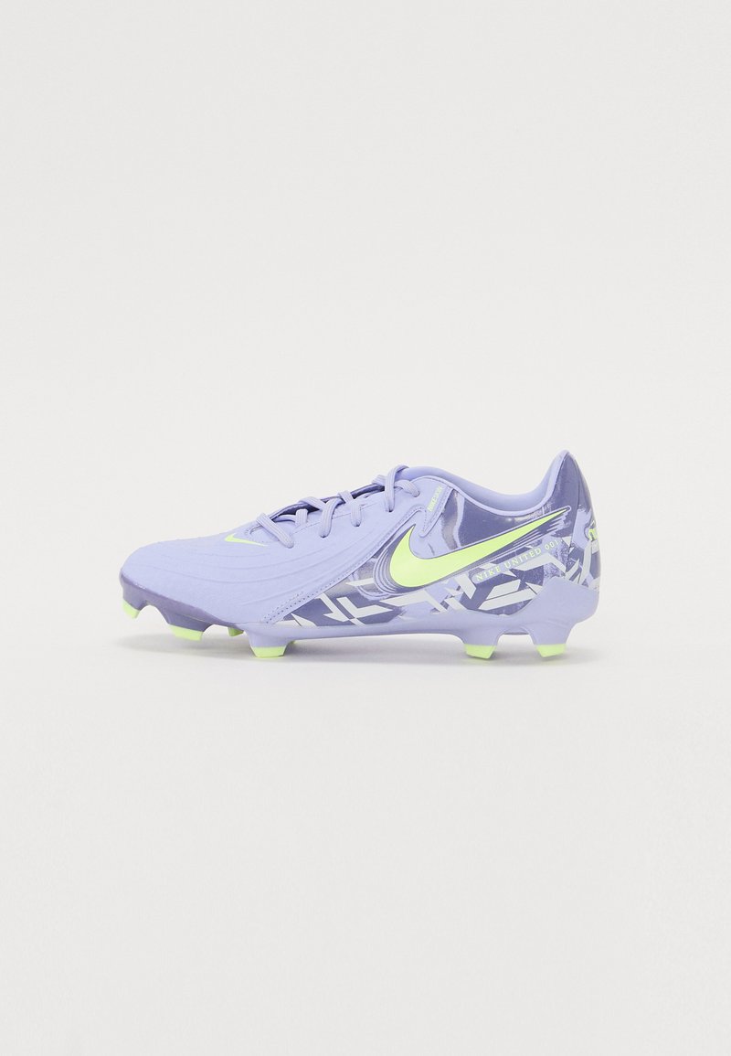 Lila Fußballschuh mit einer strukturierten Oberfläche, versehen mit einem lebhaften gelben Nike-Swoosh und grafischen Akzenten. Geformte Stollen befinden sich auf einer hellgrünen Außensohle.