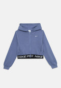 Gekürzte Kapuzenjacke aus leichtem lila Fleece-Material mit einem schwarzen elastischen Bund, der "NIKE PRO" in weißem Text zeigt, mit vorderem Reißverschluss.