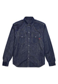 Langärmliges Denim-Hemd in Dunkelblau mit spitzem Kragen, zwei Brusttaschen und Knopfleiste. Es hat kontrastierende Nähte und ein Logodetail.