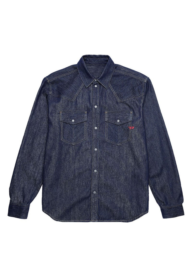 Langärmliges Denim-Hemd in Dunkelblau mit spitzem Kragen, zwei Brusttaschen und Knopfleiste. Es hat kontrastierende Nähte und ein Logodetail.