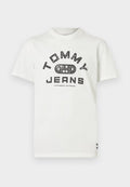Weißes Baumwoll-T-Shirt mit kurzen Ärmeln, das einen schwarzen Grafikdruck mit der Aufschrift "TOMMY JEANS" und einem Gewichtheber-Symbol zeigt, runder Ausschnitt.