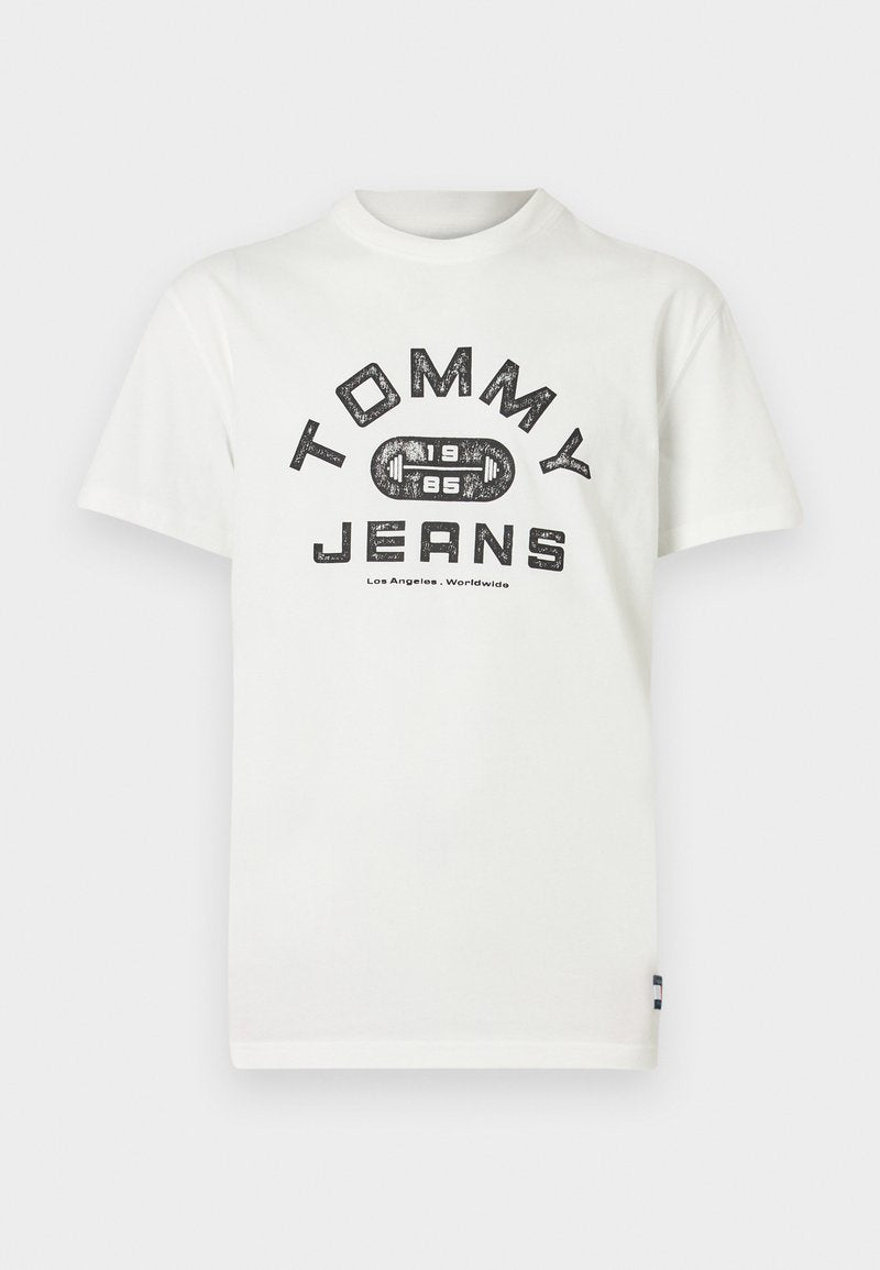 Weißes Baumwoll-T-Shirt mit kurzen Ärmeln, das einen schwarzen Grafikdruck mit der Aufschrift "TOMMY JEANS" und einem Gewichtheber-Symbol zeigt, runder Ausschnitt.