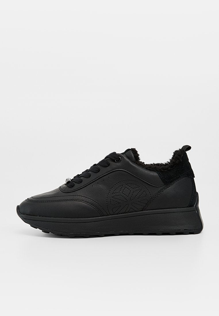 Schwarzer Ledersneaker mit schwarzen Schnürsenkeln, dicker Sohle, Fleecefutter und einem kreisförmig geprägten Muster an der Seite.