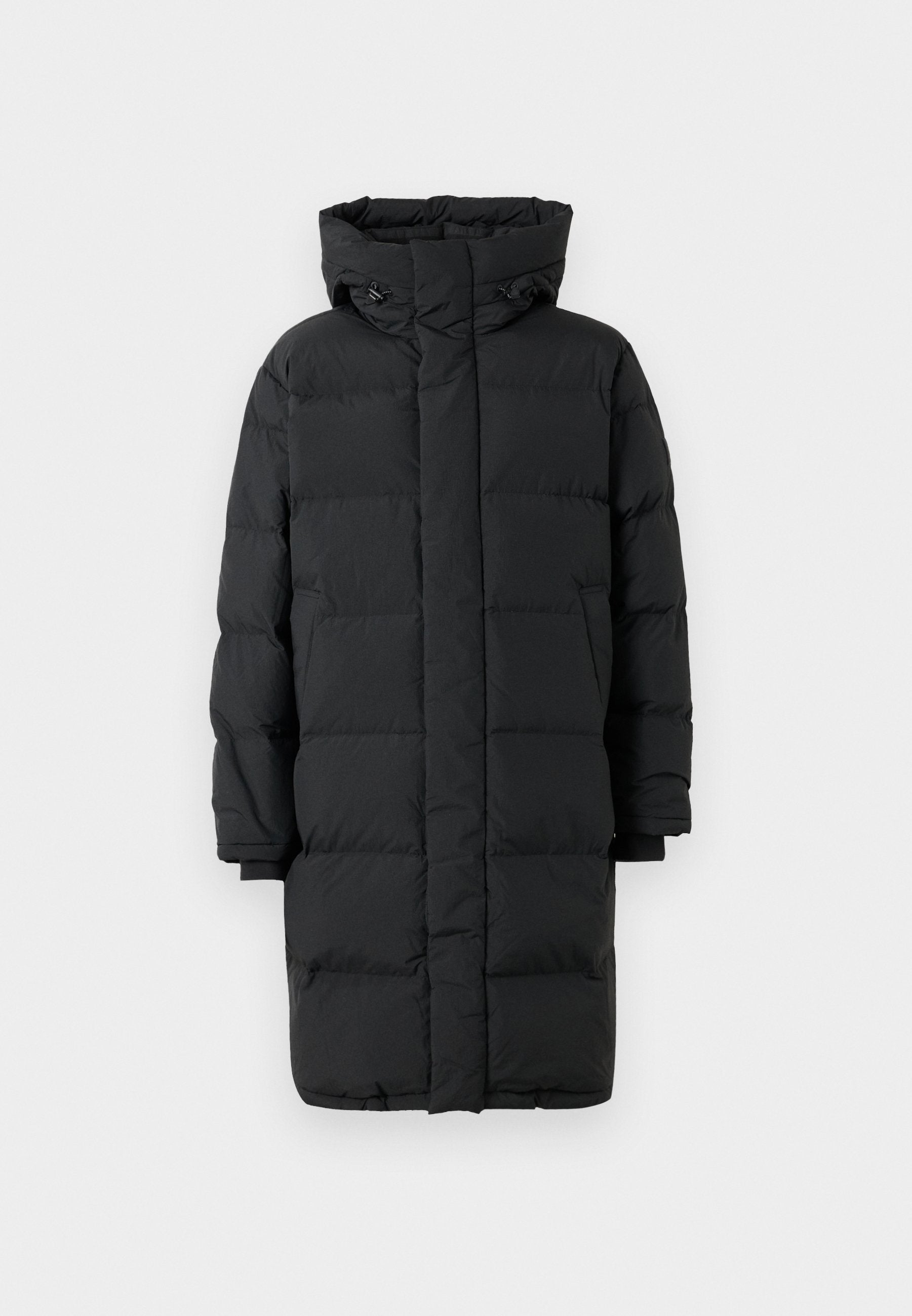 Langer schwarzer Puffer-Mantel mit hohem Kragen, verstellbarem Kapuze, frontalem Reißverschluss, der von einer Klappe verdeckt wird, und Seitentaschen vor einem schlichten weißen Hintergrund.