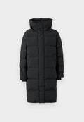Langer schwarzer Puffer-Mantel mit hohem Kragen, verstellbarem Kapuze, frontalem Reißverschluss, der von einer Klappe verdeckt wird, und Seitentaschen vor einem schlichten weißen Hintergrund.