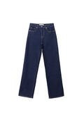 Dunkelblaue, weit geschnittene Jeans mit hoher Taille, kontrastierenden orangen Nähten, vier Taschen und einem Knopfverschluss vorne.