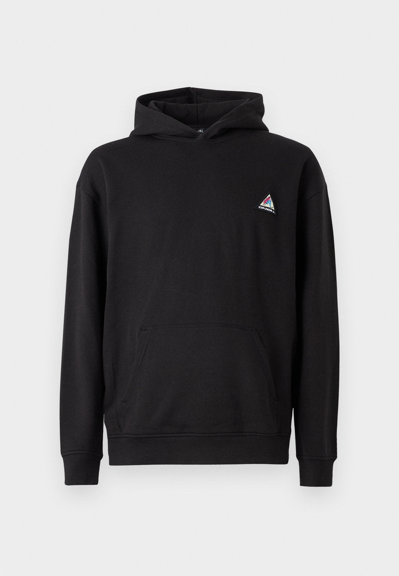 Schwarzer Kapuzenpullover mit Fronttasche und kleinem bunten dreieckigen Logo auf der linken Brust, vor einem weißen Hintergrund präsentiert.