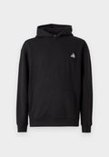 Schwarzer Kapuzenpullover mit Fronttasche und kleinem bunten dreieckigen Logo auf der linken Brust, vor einem weißen Hintergrund präsentiert.
