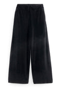 Schwarze weit geschnittene Hose aus weichem, glattem Stoff. Mit hoher Taille und einem elastischen Bund für zusätzlichen Komfort. Keine Taschen oder auffälligen Muster.