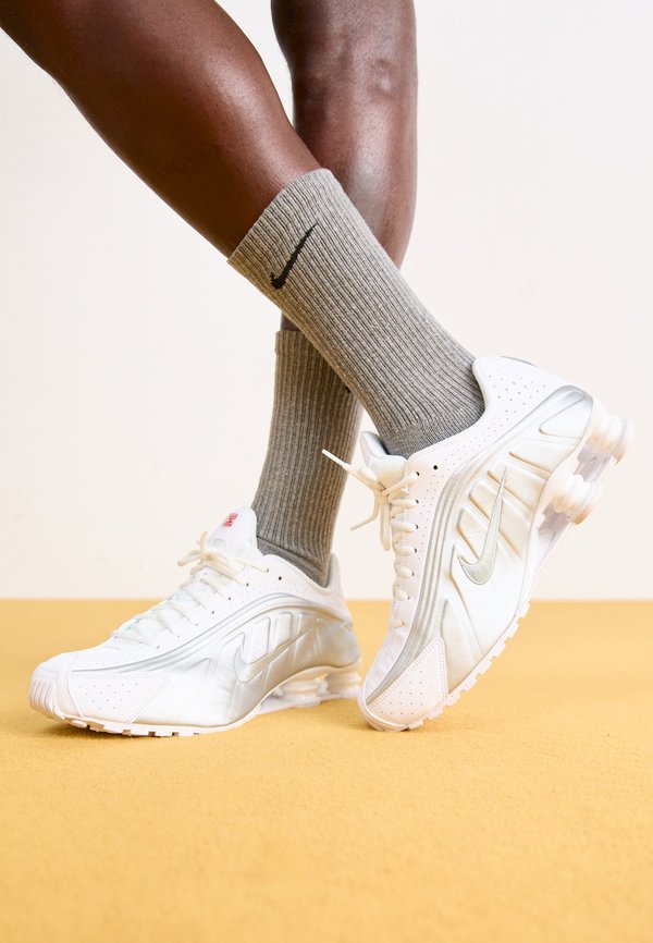 Nike Sportswear SHOX R4 UNISEX - Trainers - white/metallic silver/white/bright crimson