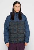 Dunkelblaue gepolsterte Jacke mit einem geometrischen Muster in Grüntönen und Blau im unteren Bereich. Verfügt über einen Reißverschluss und eine Kapuze.