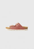 Rosa Wildleder-Sandalette mit zwei verstellbaren Riemen und Beschlägen in Goldoptik. Korkfußbett, weiße Gummisohle und eingeprägtes "BAYTON"-Logo.