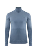 Blauer Langarm-Turtleneck-Pullover mit feiner Rippstruktur und kleinem gesticktem Logo auf der Brust.