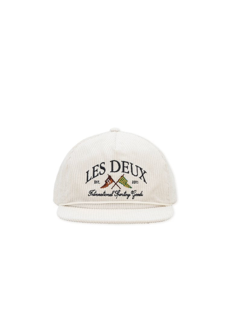 Cord-Mütze in Off-White mit gesticktem Schriftzug "LES DEUX" und gekreuzten Flaggen. Verfügt über eine flache Krempe und eine strukturierte Stoffoberfläche für zusätzliche Tiefe.