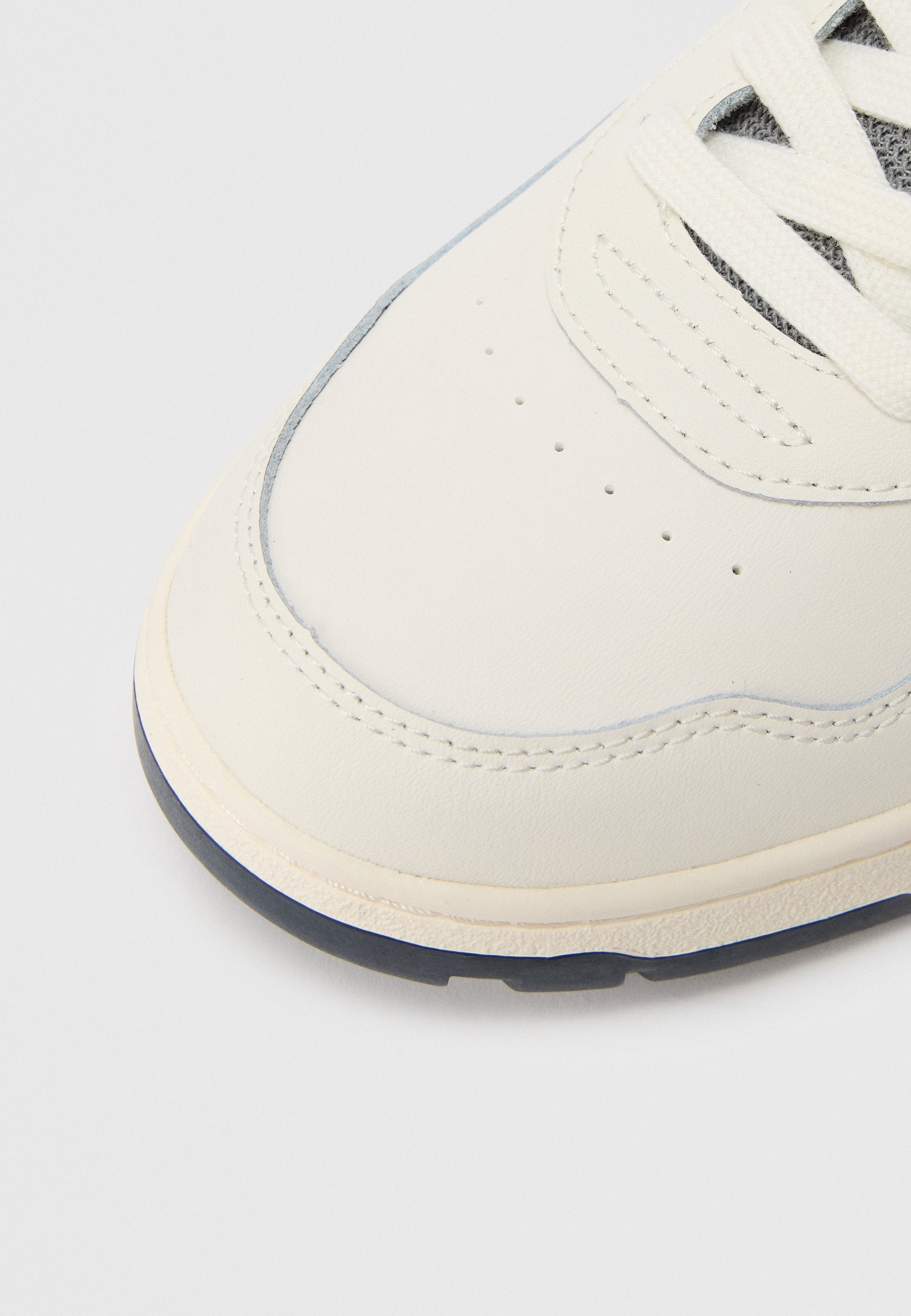 MIXED TEXTURE BASKETBALL TRAINERS WITH LEATHER Media 5