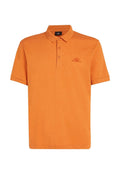 Poloshirt in leuchtendem Orange, kurze Ärmel, mit einer drei-Knopf-Leiste, subtiler Textur und gesticktem Logo auf der linken Brust.