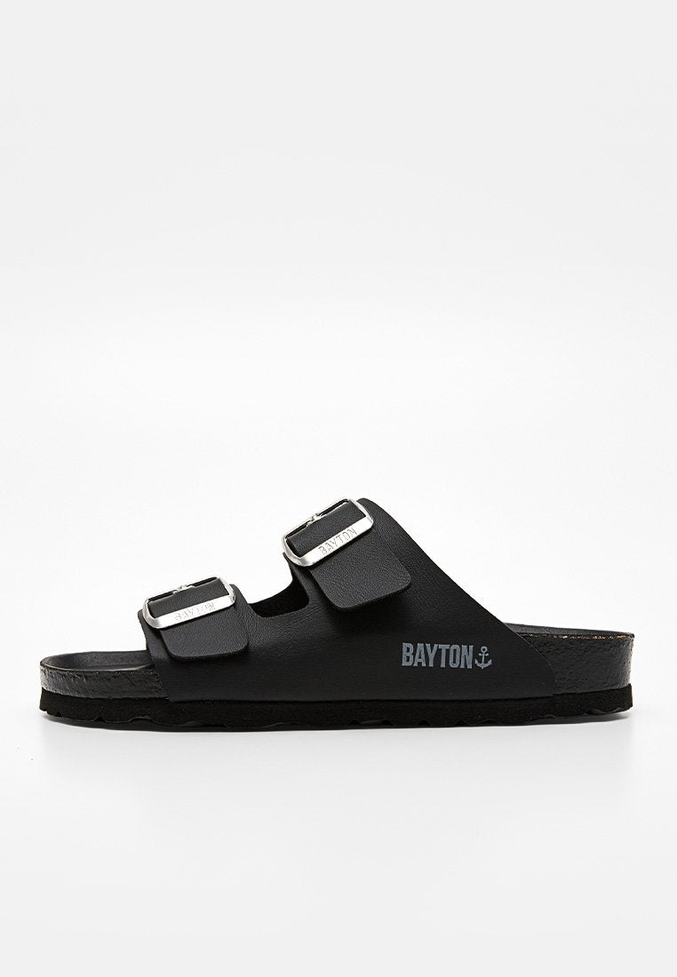 Schwarze Slide-Sandale mit zwei verstellbaren Schnallenriemen und "BAYTON"-Logo an der Seite, flache Sohle, lässiger Stil.