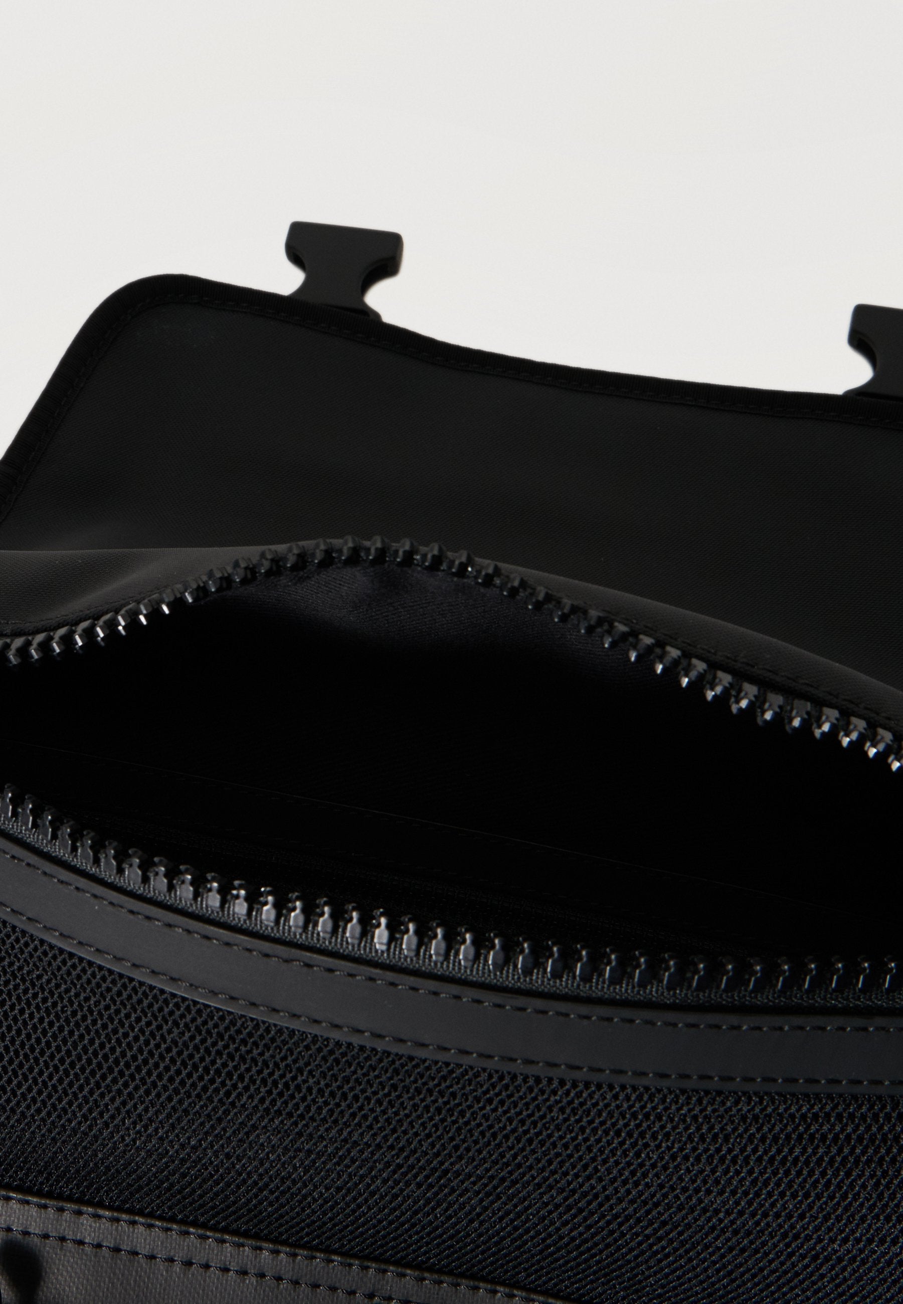 MOSCHINO THROWBAG