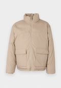 Beige gepolsterte Jacke mit hohem Kragen, Frontreißverschluss und zwei großen Klappen-Taschen. Glatte Textur und leicht oversized Design.