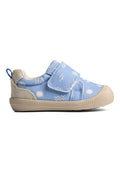 Blauer Segeltuchschuh mit weißem Sonnen- und Wellenmuster, beigefarbener Gummisohle, Klettverschluss und einer Stofflasche an der Ferse für einfaches Anziehen.