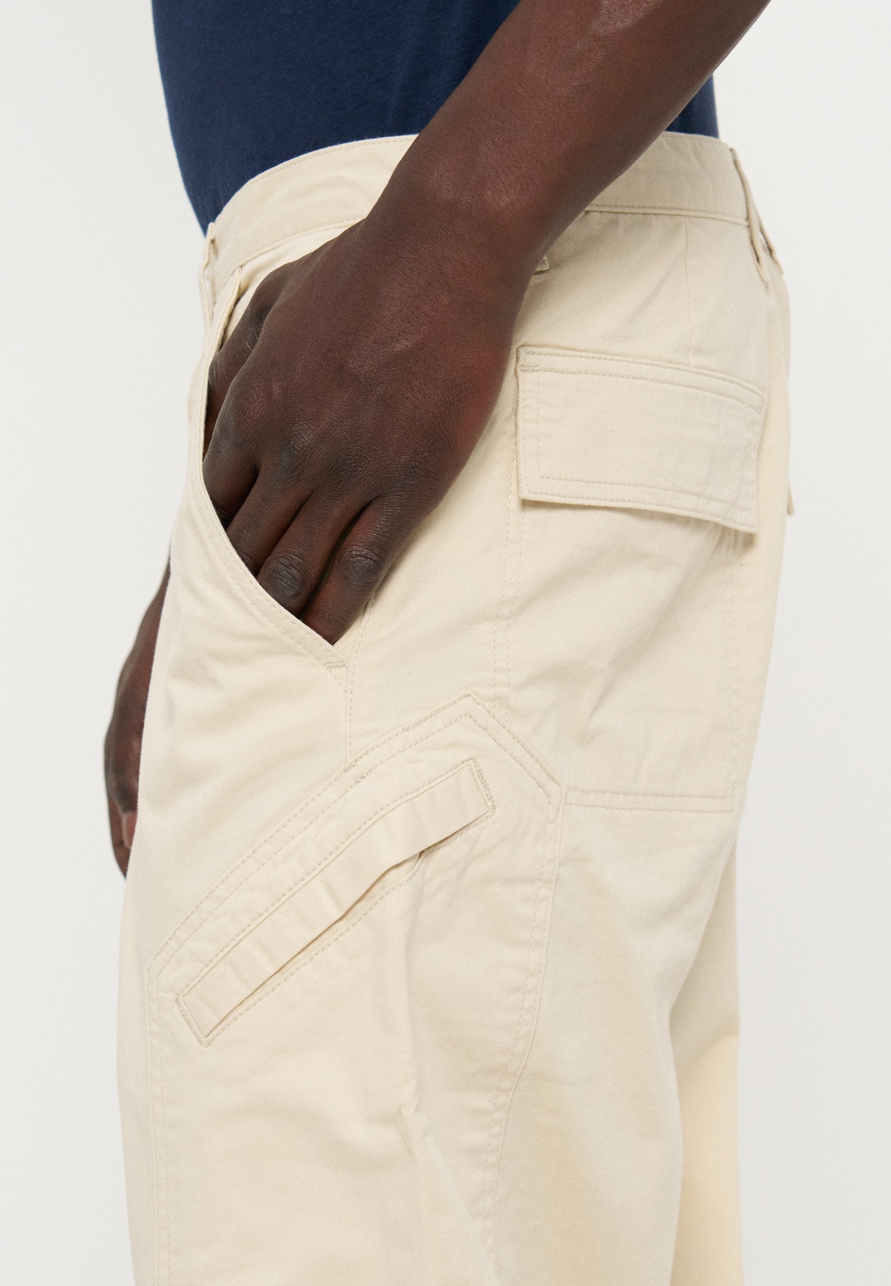 Armani Exchange Chino Media 5