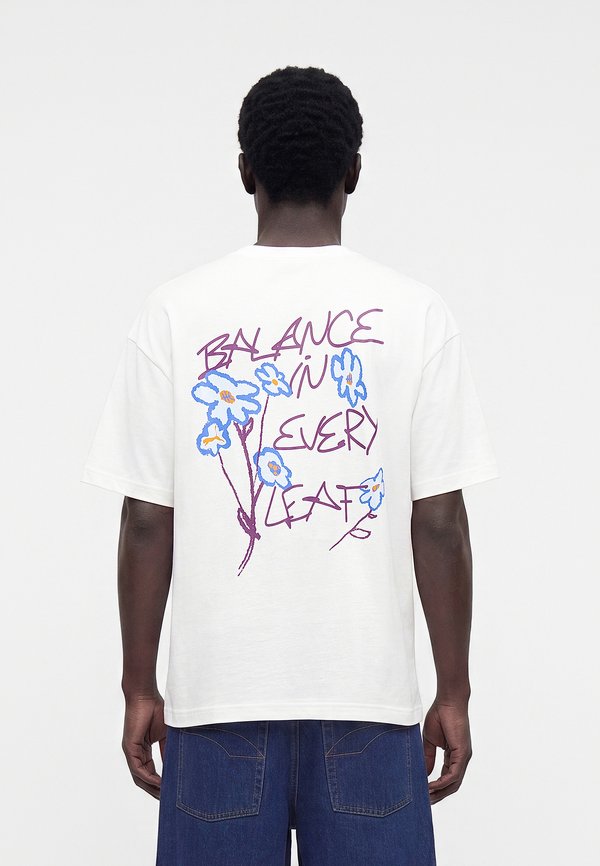 Puma GRAPHICS OVERSIZED FLORAL TEE UNISEX - Print T-shirt - white