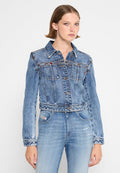 Jeansjacke mit einer hellblauen Waschung, verkürztem Design, Knopfverschluss, zwei Brusttaschen und kontrastierenden Nähdetails.