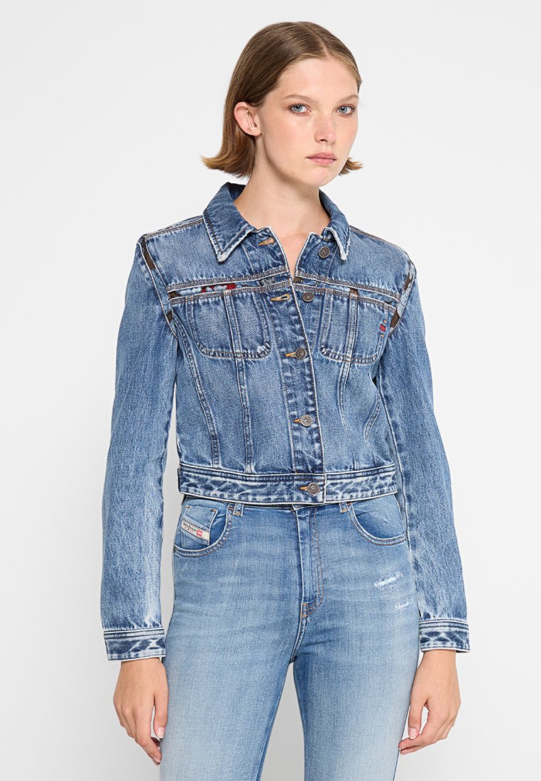 Jeansjacke mit einer hellblauen Waschung, verkürztem Design, Knopfverschluss, zwei Brusttaschen und kontrastierenden Nähdetails.