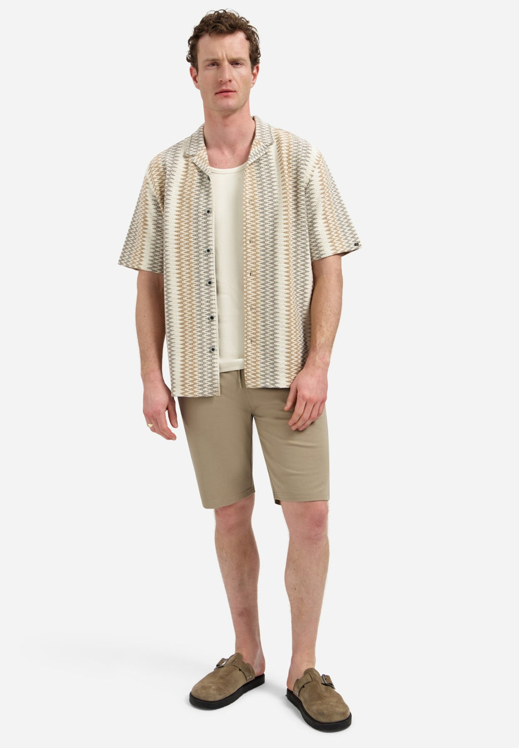 WITH SHORT SLEEVES Media 2