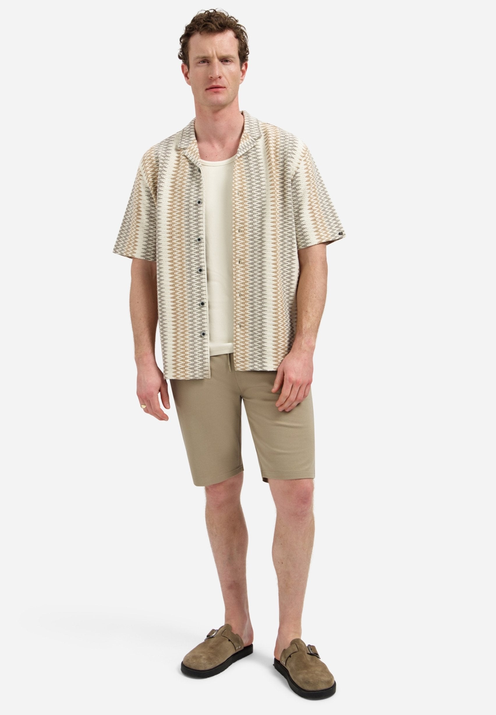 WITH SHORT SLEEVES Media 2