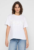 Weißes, kurzärmliges T-Shirt aus Baumwolle mit floralen Stickdetails über der Brust, in einem lockeren, kastigen Schnitt.