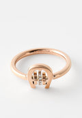 Rosegoldring mit einem Hufeisen-Design und drei kleinen diamantähnlichen Steinen, die in der Mitte eingesetzt sind. Glatte, polierte Oberfläche.