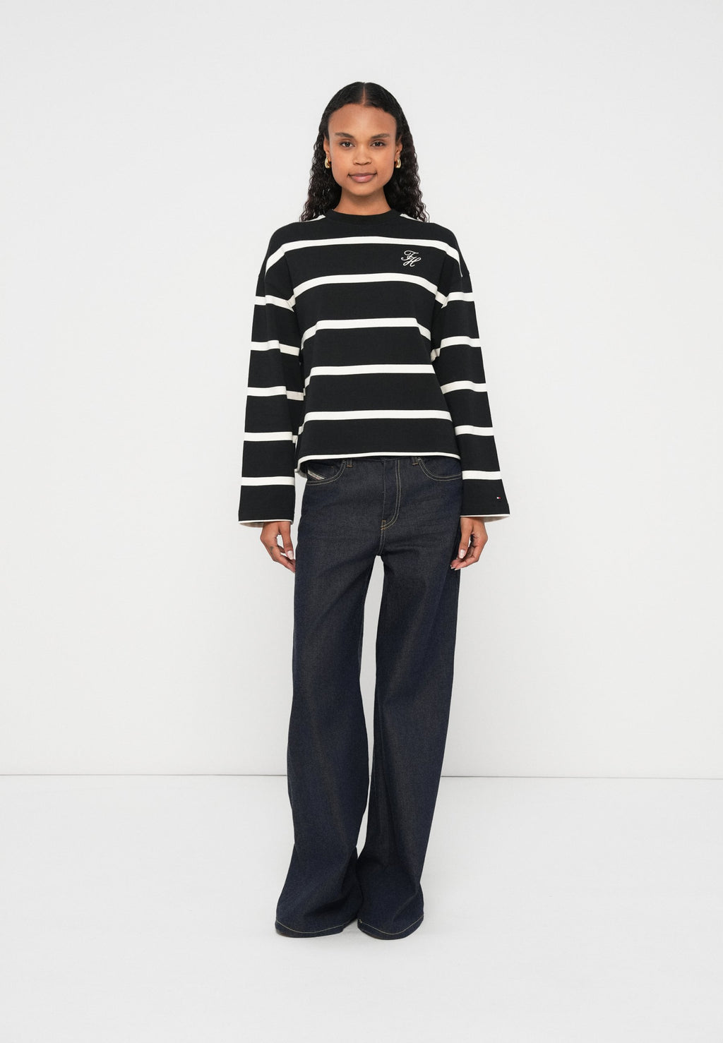 LOGO EMBROIDERY TERRY CREW NECK SWEATSHIRT Media 2